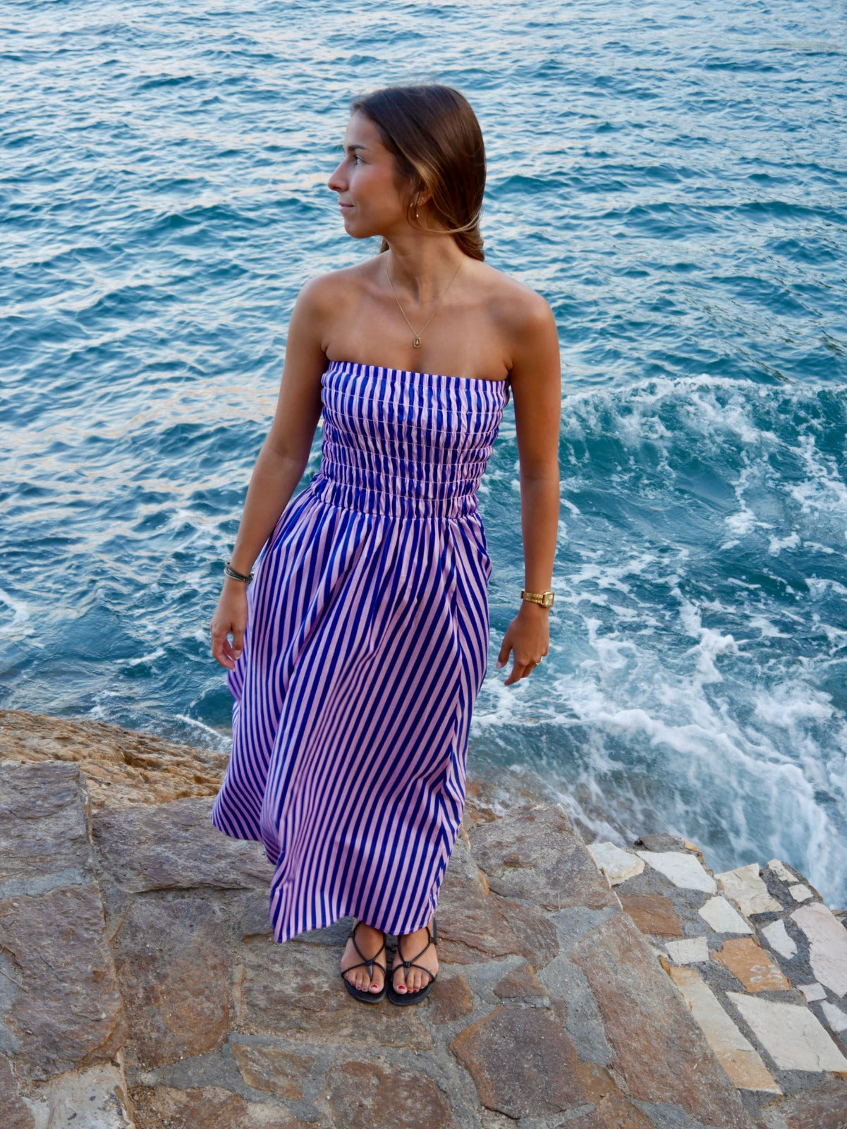 Lina – Strapless Gestreiftes Kleid in Blau & Pink