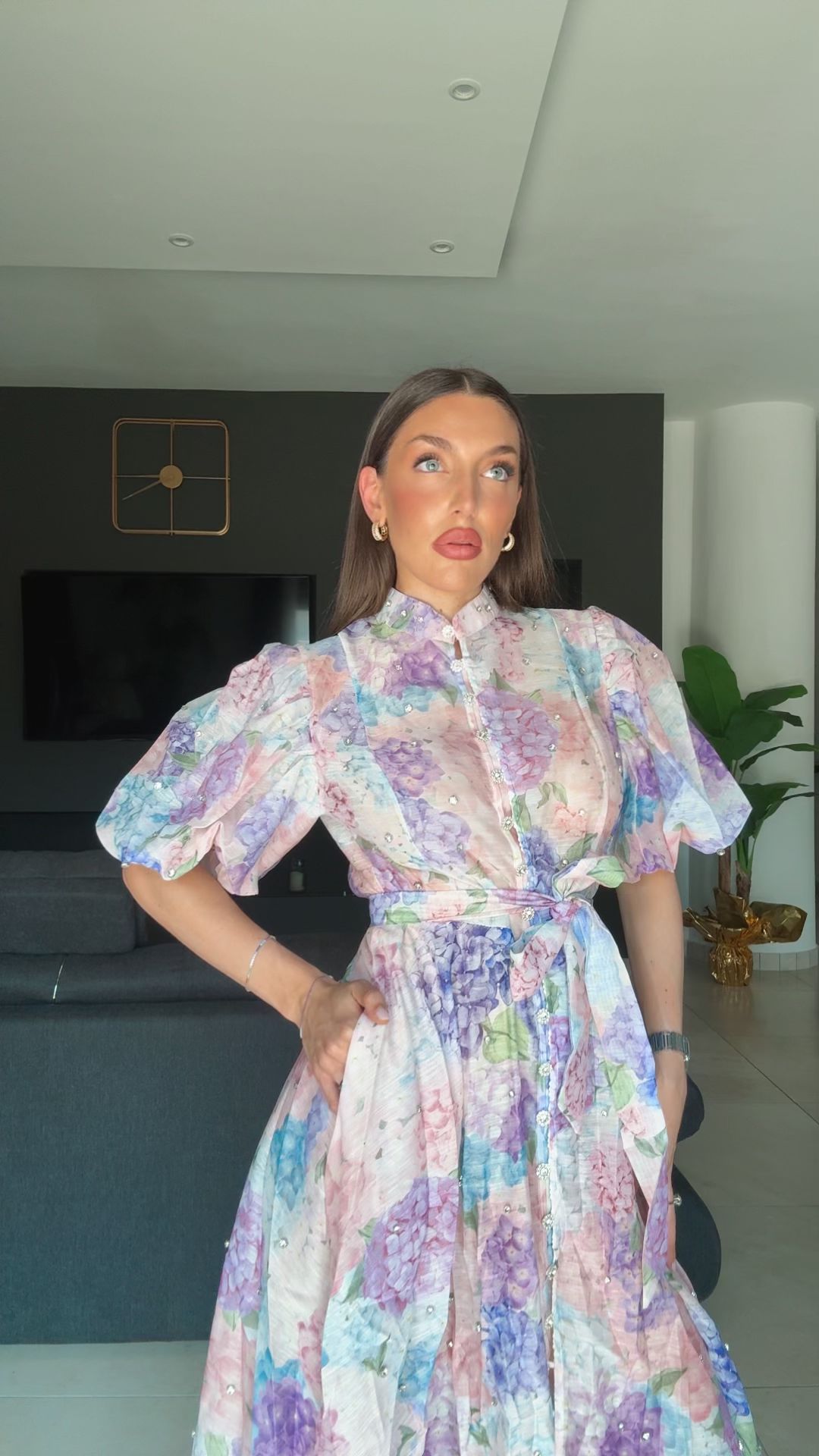 Estelle – Florales Midi Kleid mit Gürtel
