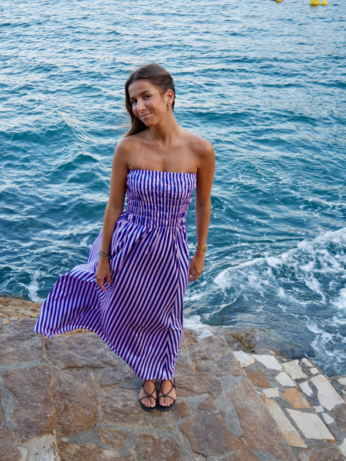 Lina – Strapless Gestreiftes Kleid in Blau & Pink